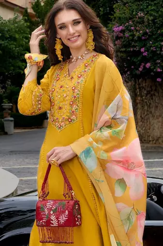 Women Floral Embroidered Regular Thread Work Kurta with Trousers & With Dupatta