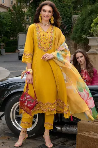 Women Floral Embroidered Regular Thread Work Kurta with Trousers & With Dupatta