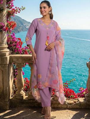 Women Floral Embroidered Regular Thread Work Kurta with Trousers & With Dupatta 1