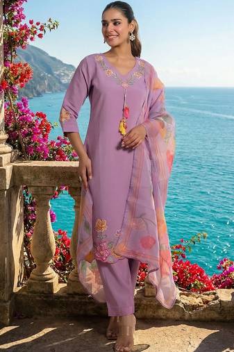 Women Floral Embroidered Regular Thread Work Kurta with Trousers & With Dupatta