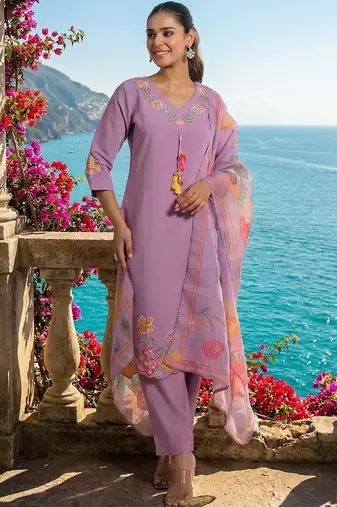 Women Floral Embroidered Regular Thread Work Kurta with Trousers & With Dupatta