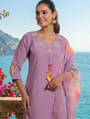 Women Floral Embroidered Regular Thread Work Kurta with Trousers & With Dupatta 2