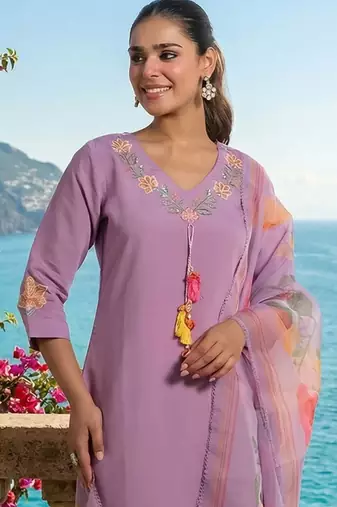 Women Floral Embroidered Regular Thread Work Kurta with Trousers & With Dupatta
