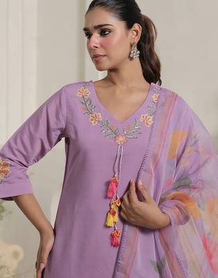 Women Floral Embroidered Regular Thread Work Kurta with Trousers & With Dupatta 4