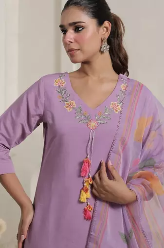 Women Floral Embroidered Regular Thread Work Kurta with Trousers & With Dupatta