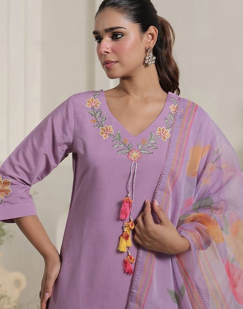 Women Floral Embroidered Regular Thread Work Kurta with Trousers & With Dupatta
