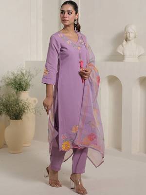 Women Floral Embroidered Regular Thread Work Kurta with Trousers & With Dupatta 5