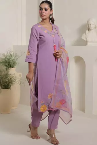 Women Floral Embroidered Regular Thread Work Kurta with Trousers & With Dupatta