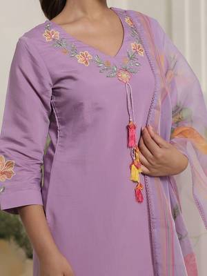 Women Floral Embroidered Regular Thread Work Kurta with Trousers & With Dupatta 6
