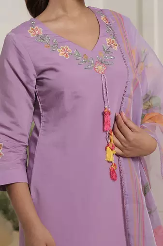 Women Floral Embroidered Regular Thread Work Kurta with Trousers & With Dupatta