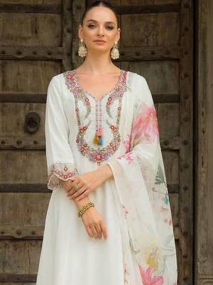 Women Floral Embroidered Regular Thread Work Kurta with Trousers & With Dupatta 2