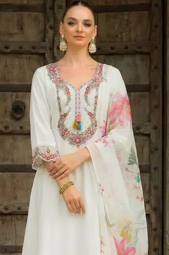 Women Floral Embroidered Regular Thread Work Kurta with Trousers & With Dupatta