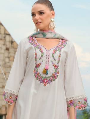 Women Floral Embroidered Regular Thread Work Kurta with Trousers & With Dupatta 3