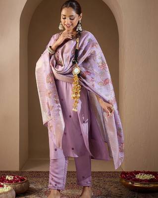 Women Floral Embroidered Regular Thread Work Kurta with Trousers & With Dupatta 1