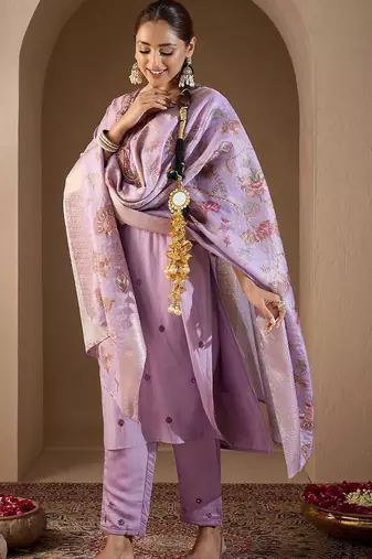 Women Floral Embroidered Regular Thread Work Kurta with Trousers & With Dupatta