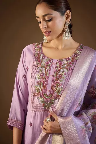 Women Floral Embroidered Regular Thread Work Kurta with Trousers & With Dupatta