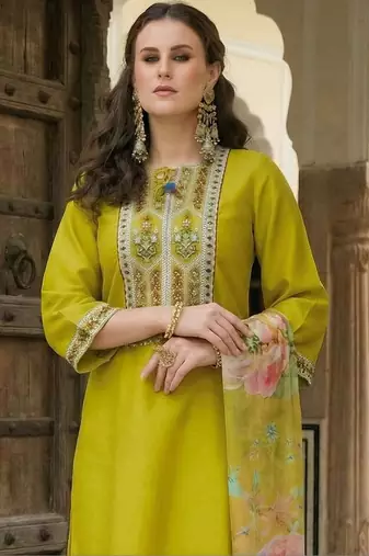 Women Floral Embroidered Regular Thread Work Kurta with Trousers & With Dupatta