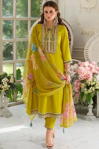 Women Floral Embroidered Regular Thread Work Kurta with Trousers & With Dupatta