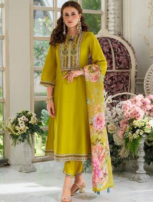 Women Floral Embroidered Regular Thread Work Kurta with Trousers & With Dupatta 4