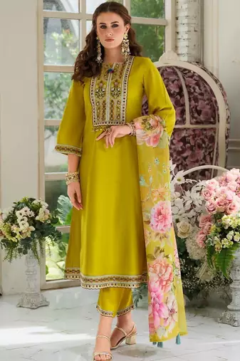 Women Floral Embroidered Regular Thread Work Kurta with Trousers & With Dupatta
