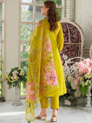Women Floral Embroidered Regular Thread Work Kurta with Trousers & With Dupatta 5