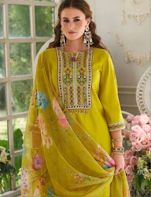 Women Floral Embroidered Regular Thread Work Kurta with Trousers & With Dupatta 6