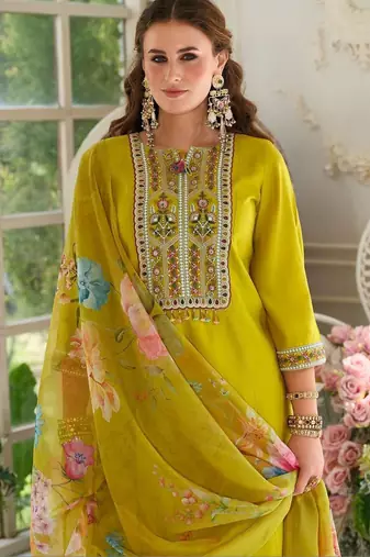 Women Floral Embroidered Regular Thread Work Kurta with Trousers & With Dupatta
