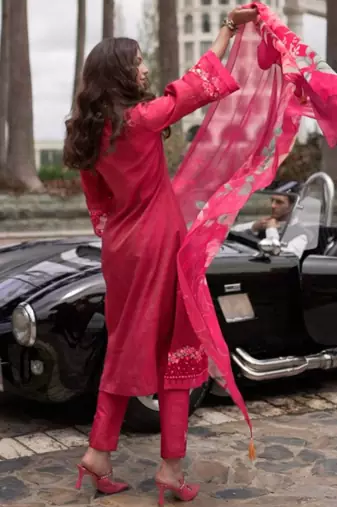Women Floral Embroidered Regular Thread Work Kurta with Trousers & With Dupatta