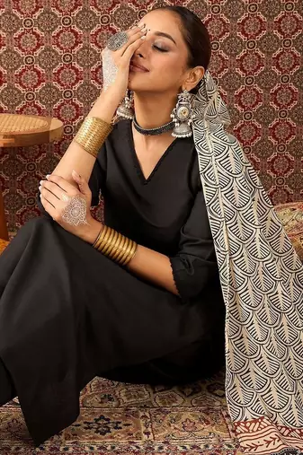 Women Ethnic Motifs Regular Kurta with Trousers & With Dupatta