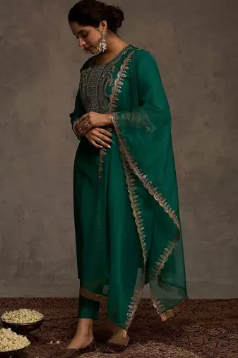 Women Ethnic Motifs Embroidered Regular Liva Kurta with Trousers & With Dupatta