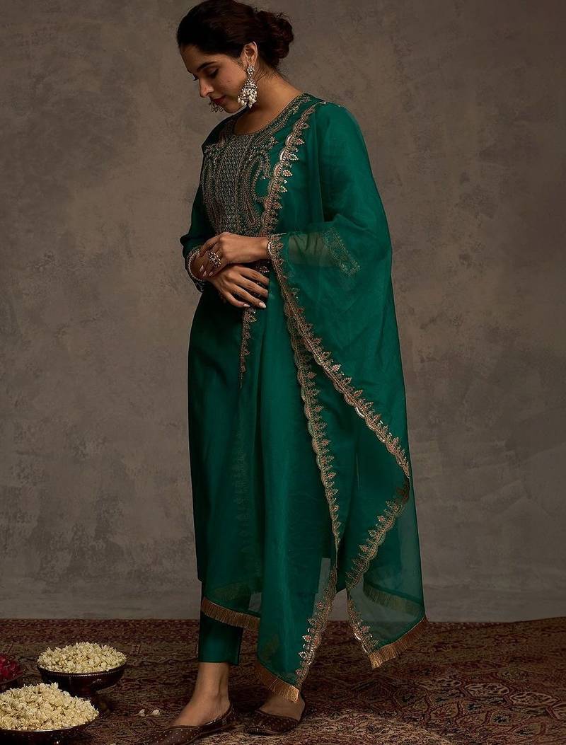 Women Ethnic Motifs Embroidered Regular Liva Kurta with Trousers & With Dupatta