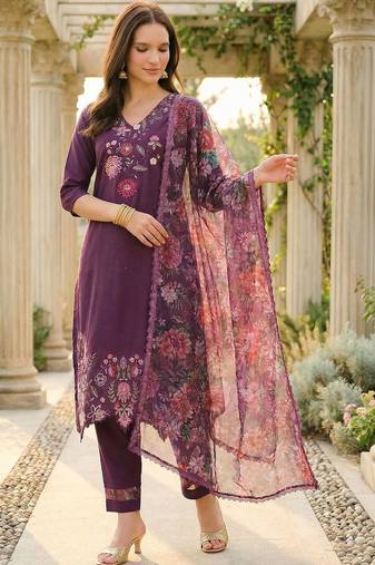 Women Floral Embroidered Regular Thread Work Liva Kurta with Trousers & With Dupatta