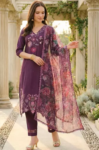 Women Floral Embroidered Regular Thread Work Liva Kurta with Trousers & With Dupatta