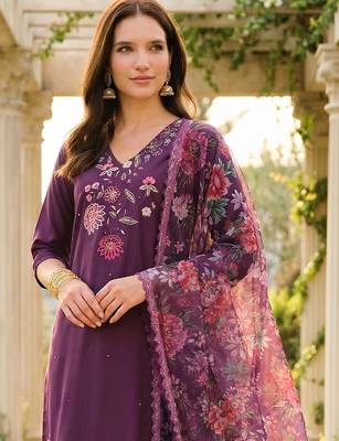 Women Floral Embroidered Regular Thread Work Liva Kurta with Trousers & With Dupatta 2