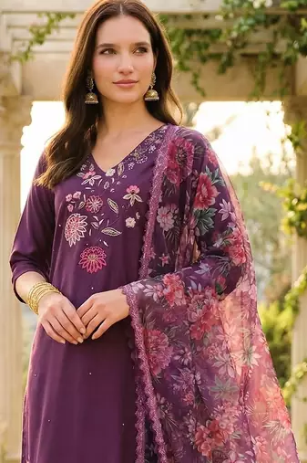 Women Floral Embroidered Regular Thread Work Liva Kurta with Trousers & With Dupatta