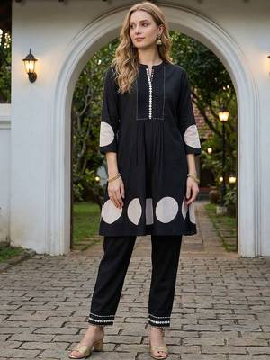 Women Printed Pleated Pure Cotton Kurta with Trousers 1