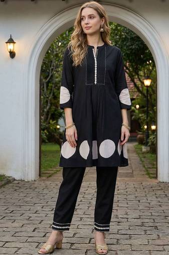 Women Printed Pleated  Cotton Kurta with Trousers