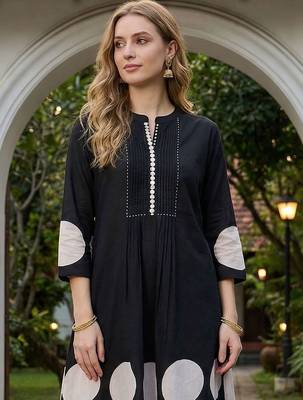 Women Printed Pleated Pure Cotton Kurta with Trousers 2