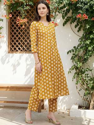 Women Printed Regular Pure Cotton Kurta with Trousers 1