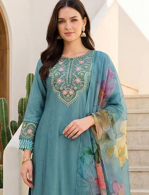 Women Floral Embroidered Regular Thread Work Liva Kurta with Trousers & With Dupatta 2