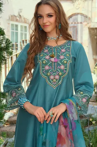Women Floral Embroidered Regular Thread Work Liva Kurta with Trousers & With Dupatta
