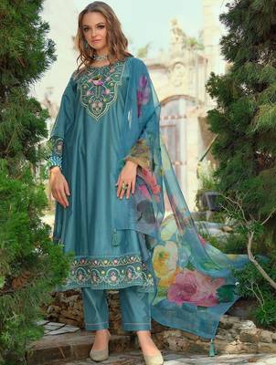 Women Floral Embroidered Regular Thread Work Liva Kurta with Trousers & With Dupatta 6