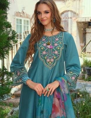 Women Floral Embroidered Regular Thread Work Liva Kurta with Trousers & With Dupatta 7