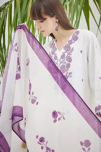 Women Floral Embroidered Regular Thread Work Kurta with Trousers & With Dupatta