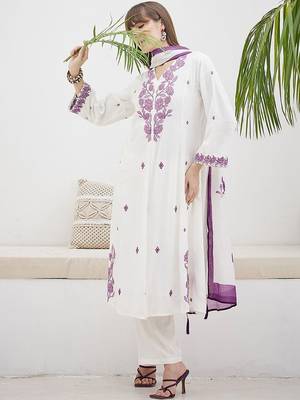 Women Floral Embroidered Regular Thread Work Kurta with Trousers & With Dupatta 5