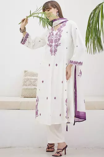 Women Floral Embroidered Regular Thread Work Kurta with Trousers & With Dupatta