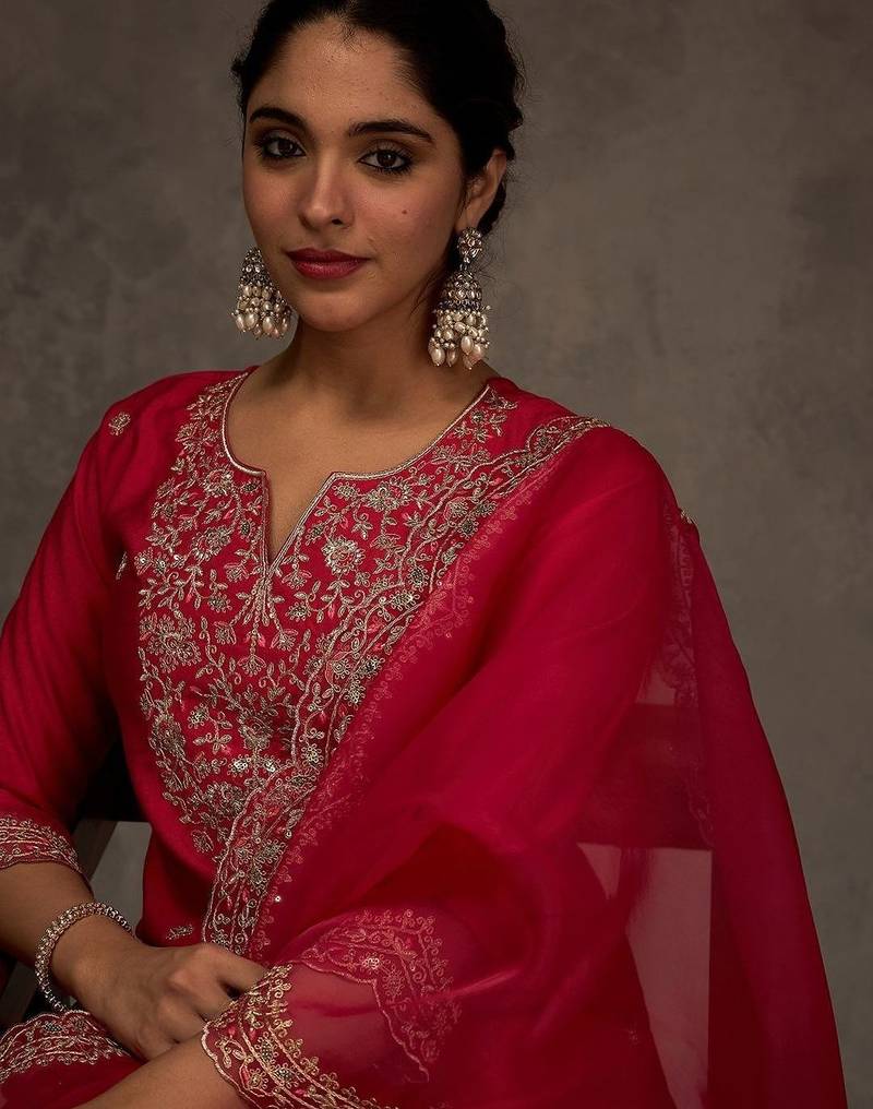 Women Ethnic Motifs Embroidered Regular Thread Work Liva Kurta with Trousers & With Dupatta