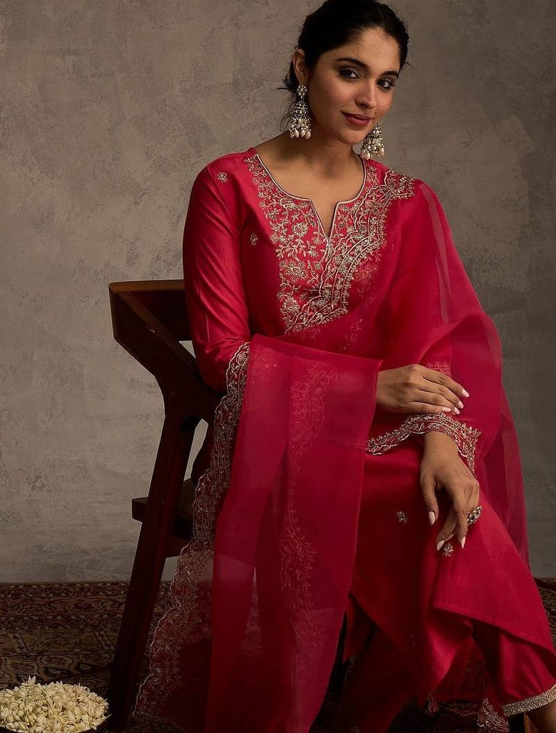 Women Ethnic Motifs Embroidered Regular Thread Work Liva Kurta with Trousers & With Dupatta
