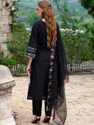 Women Floral Embroidered Regular Thread Work Kurta with Trousers & With Dupatta 4
