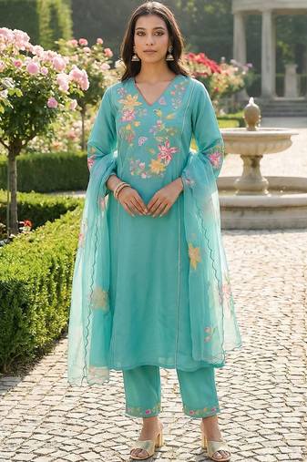 Women Floral Embroidered Regular Thread Work Kurta with Trousers & With Dupatta